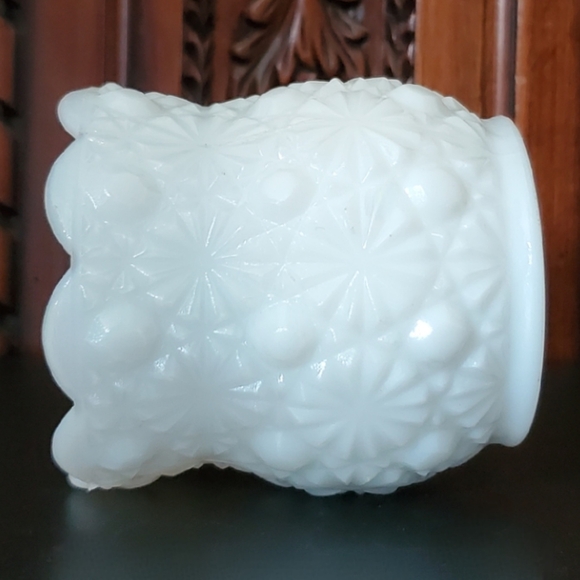 Vntg 3 1/4" Daisy and Button Scalloped Edge Thick Milk Glass Piece - Picture 4 of 9
